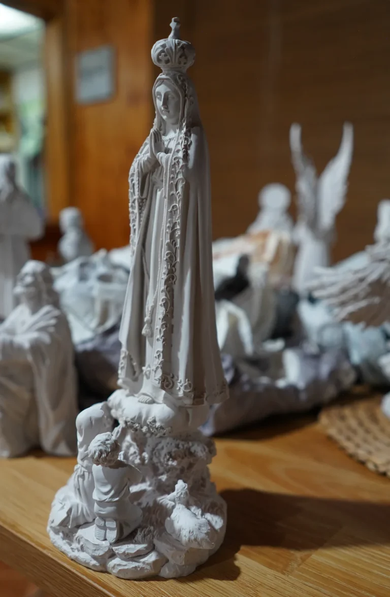 Colección Gracia Divina — Virgen de Fátima con Pastorcitos y Ovejita - vista 5